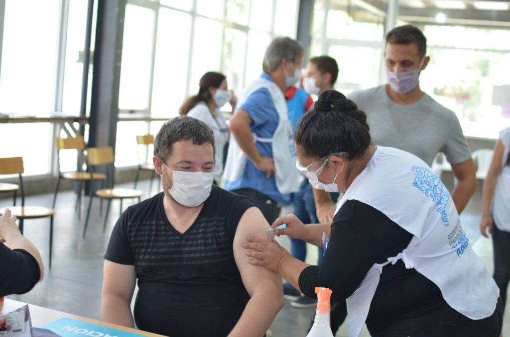 Frente a la suba de casos de coronavirus el Ministerio recomienda vacunarse
